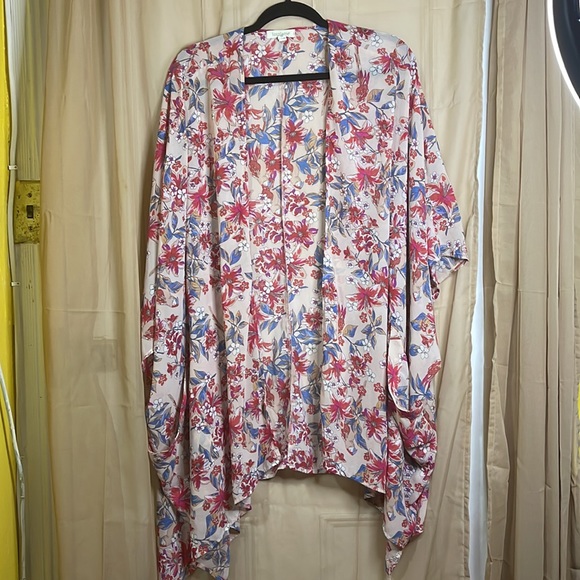 Cape - Picture 3 of 5